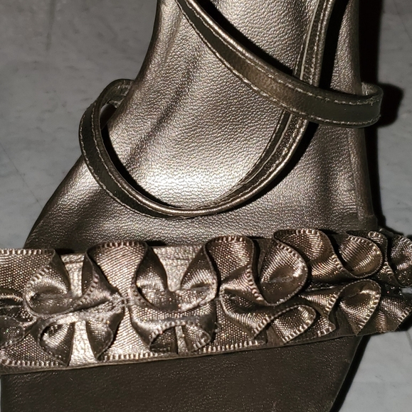 4 inch Aldo open toe gold strappy high heels - Picture 3 of 4